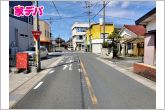 前面道路は公道で、車のすれ違いもラクラクな広々６mの幅があります