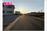 前面道路はゆとりの約8.5ｍ!車通りが少なく、駐車が苦手な方でも安心の道路幅です