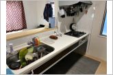 お皿や調理器具をたくさんしまっておける収納がたっぷりのキッチン。