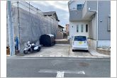 駐車スペースは２台分を確保！並列駐車が可能で車の出し入れもしやすく、運転の苦手な方にも安心です