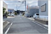 前面6ｍ幅の道路に面しており、通行や駐車の際に余裕がある広さです。運転が苦手な方でもラクラク！