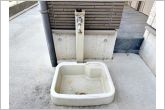 玄関横には立水栓が設置されています！お庭の水撒き、洗車、お掃除、お子様の水遊びなど便利です！