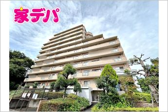 和室付き「3LDK」リビングを見渡せる対面キッチンバス停「浜松中央署」まで徒歩3分リビングダイニングは日当たり、風通しが良い2面採光、広々12.8帖ドラッグストア、コンビニまで徒歩約5分