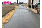 前面は車通りの少ない道路。お車の出し入れが苦手な方も安心ですね。