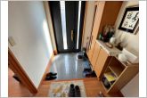 明るい日差しが差し込む収納付きの玄関