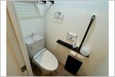 換気扇があるため窓が無くても嫌な臭いもこもりません。また日焼けからトイレを守ります。