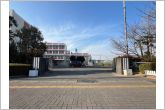 高浜中学校（500m）高浜中学校の正門の全景です。