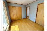 【洋室3】バルコニーに続く大きな窓があり、洗濯物やお布団などをそのまま部屋に取り込むことができます。