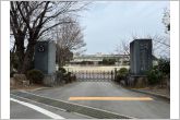 愛宕小学校（450m）愛宕小学校の正門の全景です。