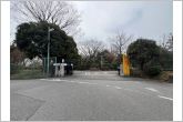 葵中学校（1640m）葵中学校の正門の全景です。