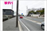 前面16ｍ幅の道路に面しており、通行や駐車の際に余裕がある広さです。