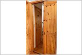 【建具】木の温もりを感じられる落ち着いた室内になります。