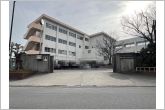 矢作北中学校（370m）矢作北中学校の正門の全景です
