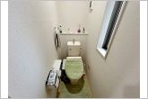 多機能な温水洗浄便座付きでお掃除がしやすい、清潔なトイレです