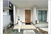 雨の日の出入りも濡れにくい玄関ポーチ
