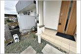 お洒落な一体型で場所を取らない、玄関前のカメラ付インターホン・ポスト