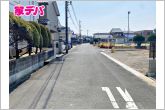 前面道路は公道で、車のすれ違いもらくらく広々6ｍの幅があります
