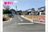 前面道路が５mと広いので運転が苦手な方にも安心です