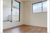 【施工例】２面採光で、晴れの日の日中はいつも明るい室内に。窓を開放すれば気持ちの良い風が入ります。