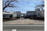 石ヶ瀬小学校（660m）石ヶ瀬小学校の正門の全景です。