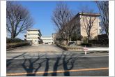 篠目中学校（1900m）篠目中学校の正門からの全景です。