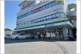 ファミリーマート新安城店（100m）ファミリーマート新安城店の北側からの全景です。
