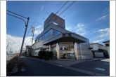 西尾信用金庫新安城支店（570m）西尾信用金庫新安城支店の西側からの全景です。