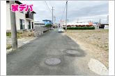 前面約6ｍ幅の道路に面しており、通行や駐車の際に余裕がある広さです。運転が苦手な方でもラクラク！