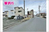 前面約6ｍ幅の道路に面しており、通行や駐車の際に余裕がある広さです。運転が苦手な方でもラクラク！