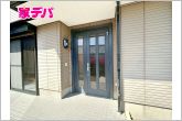 玄関が深い位置にあるので雨に濡れることなく身支度ができます