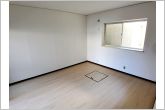 ナチュラルな雰囲気の広々としたリビングで家族団らんを…