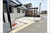 広々３台駐車可能物件！！お友達が遊びに来た時も安心！屋根付きカースペースで大切な車を雨から守れます。