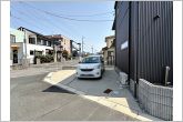 前面道路も広く、間口もゆったり！らくらく駐車できます