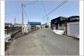 前面道路はゆとりの7ｍ!車通りが少なく、駐車が苦手な方でも安心の道路幅です