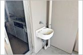 【スロップシンク】布製のスニーカーや、外で泥だらけになった子ども服、屋外で使用した後、水洗いが必要なアウトドアグッズなどを洗う際、ベランダなどにスロップシンクがあればお風呂場などに持ち込む必要がなく便