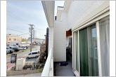 ２部屋からアクセスできるバルコニー。家族分の洗濯物もたっぷり干せます。日当たりも良好です！