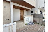 玄関が深い位置にあるので雨に濡れることなく身支度ができます