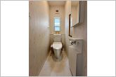窓付きのトイレで換気もしっかりできます。