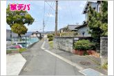 前面道路は車通りも少ないので安心して暮らせる環境です。