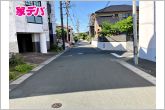 【東側】約6ｍ幅の道路に面しており、通行や駐車の際に余裕がある広さです。運転が苦手な方でもラクラク！