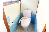 窓があり温水洗浄機能の付いた快適なトイレ