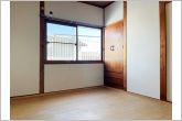 【2階東側洋室】腰高の窓が設置された2面採光のお部屋です。