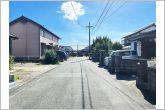前面道路はゆとりの6ｍ!車通りが少なく、駐車が苦手な方でも安心の道路幅です