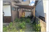 玄関横には屋根付きのテラススペースがあり、自転車置き場や物置としての利用も可能です