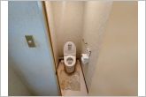 【トイレ】換気扇があるため窓が無くても嫌な臭いもこもりません。また日焼けからトイレを守ります。