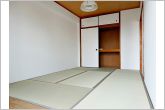 【和室押入】収納の付いた和室。座布団やお布団なども仕舞っておけますね。（クロス張替え、畳表替え、襖張替え済）
