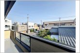 【バルコニー】２部屋からアクセスできるバルコニー。家族分の洗濯物もたっぷり干せます。日当たりも良好です！
