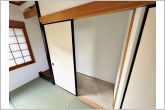 和室には押入があり、座布団やお布団などの奥行のある物の収納などに大活躍！