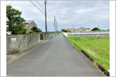 前面約6ｍ幅の道路に面しており、通行や駐車の際に余裕がある広さです。国道1号線にすぐ出られます。