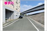 前面約6ｍ幅の道路に面しており、通行や駐車の際に余裕がある広さです。運転が苦手な方でもラクラク！
